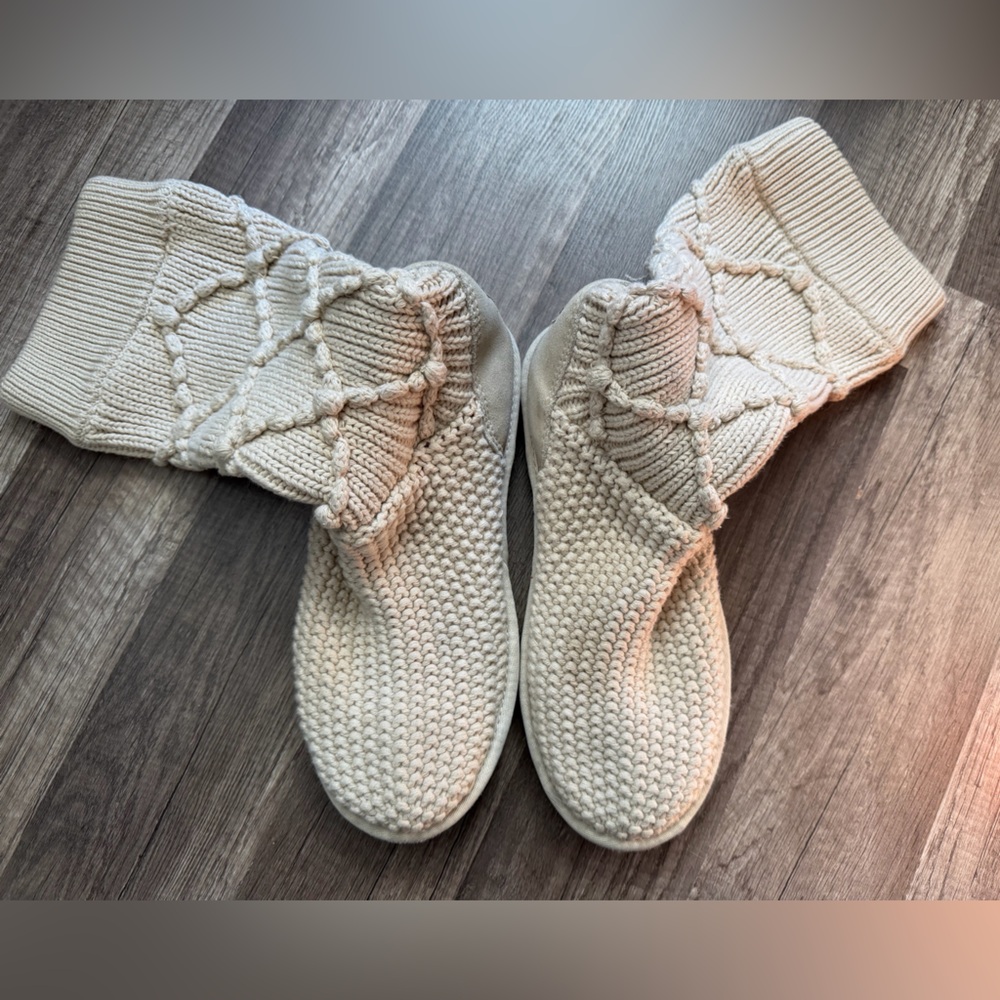 UGG Cream Knit Ankle Booties Fluffy Women’s size 7 - Picture 2 of 5